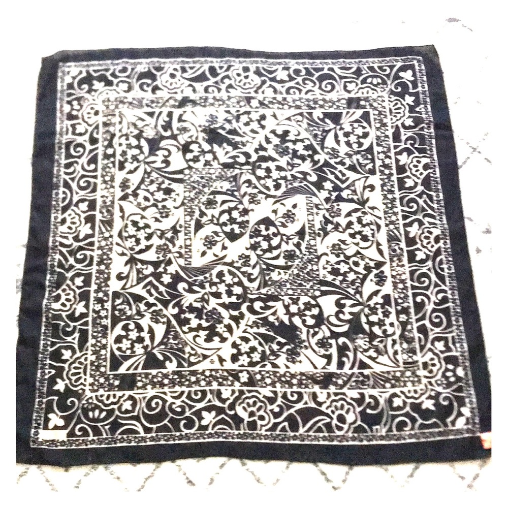 🔥Versatile Classic Black and Cream Scarf